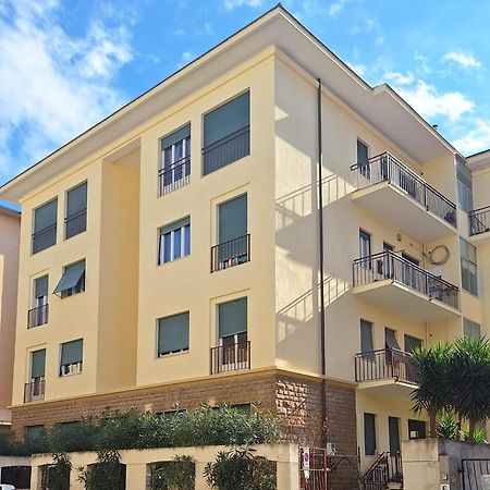 Faby & Fra Apartments Ливорно Экстерьер фото